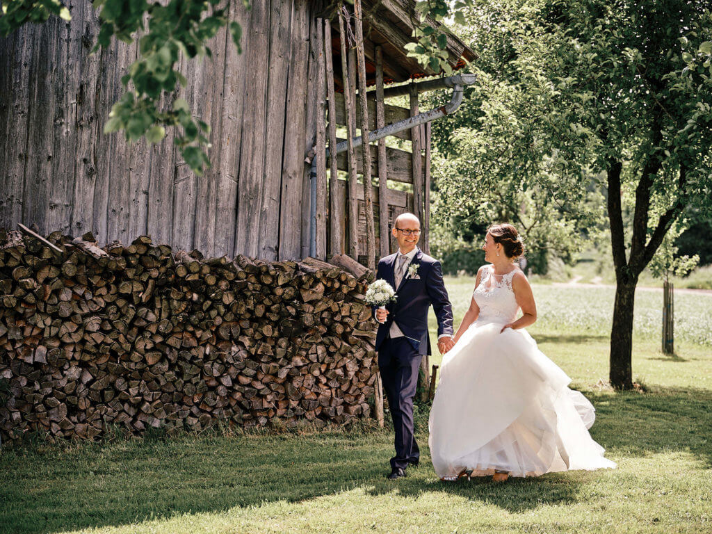 Braut Aufnahme hinterm Schuppen