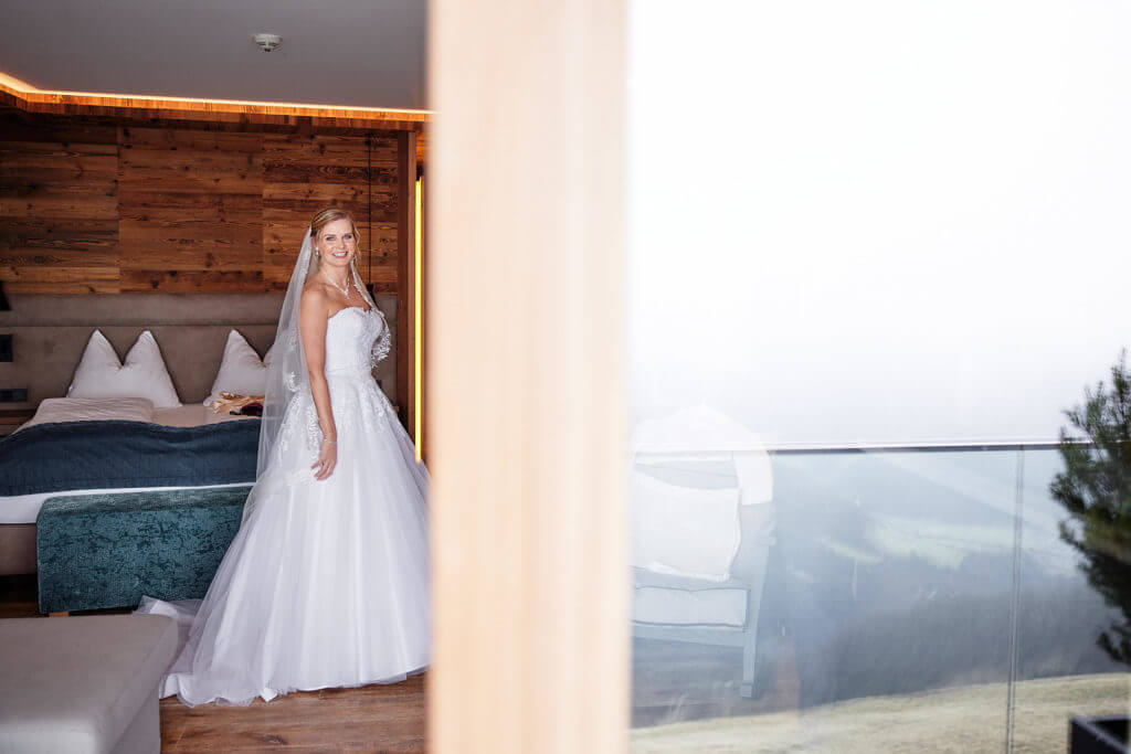 Getting Ready die Braut ist angezogen