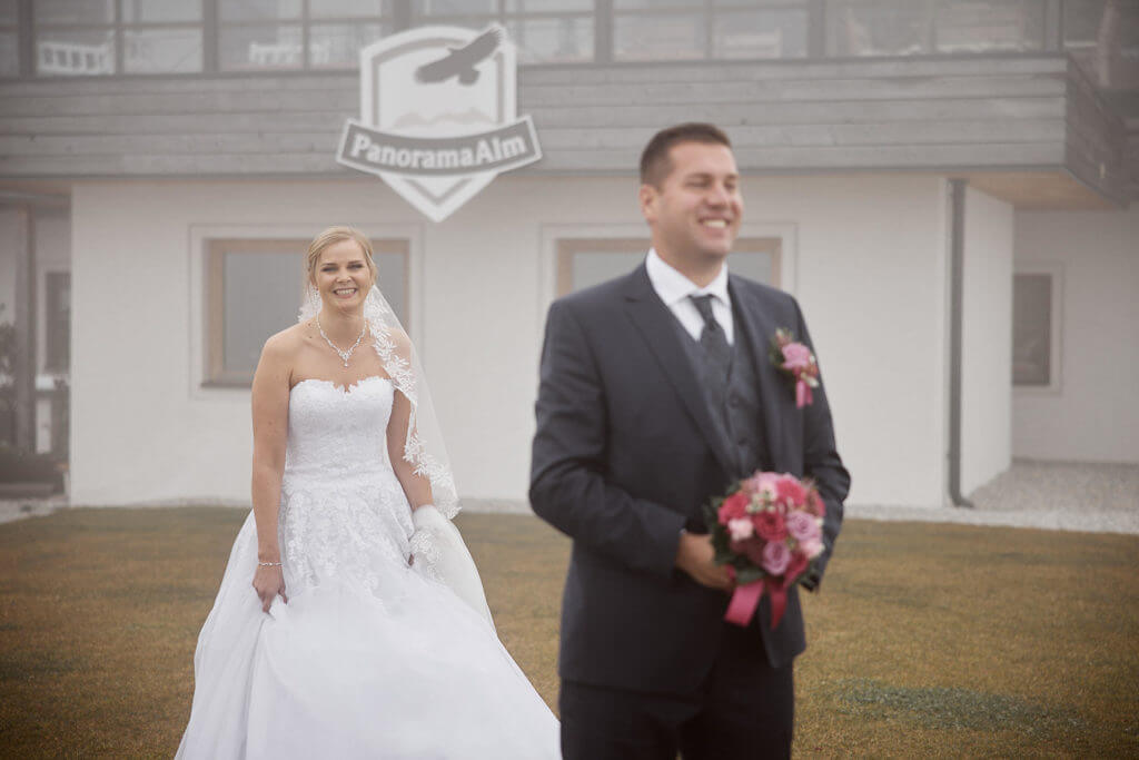 First Look Braut & Bräutigam Panorama Alm