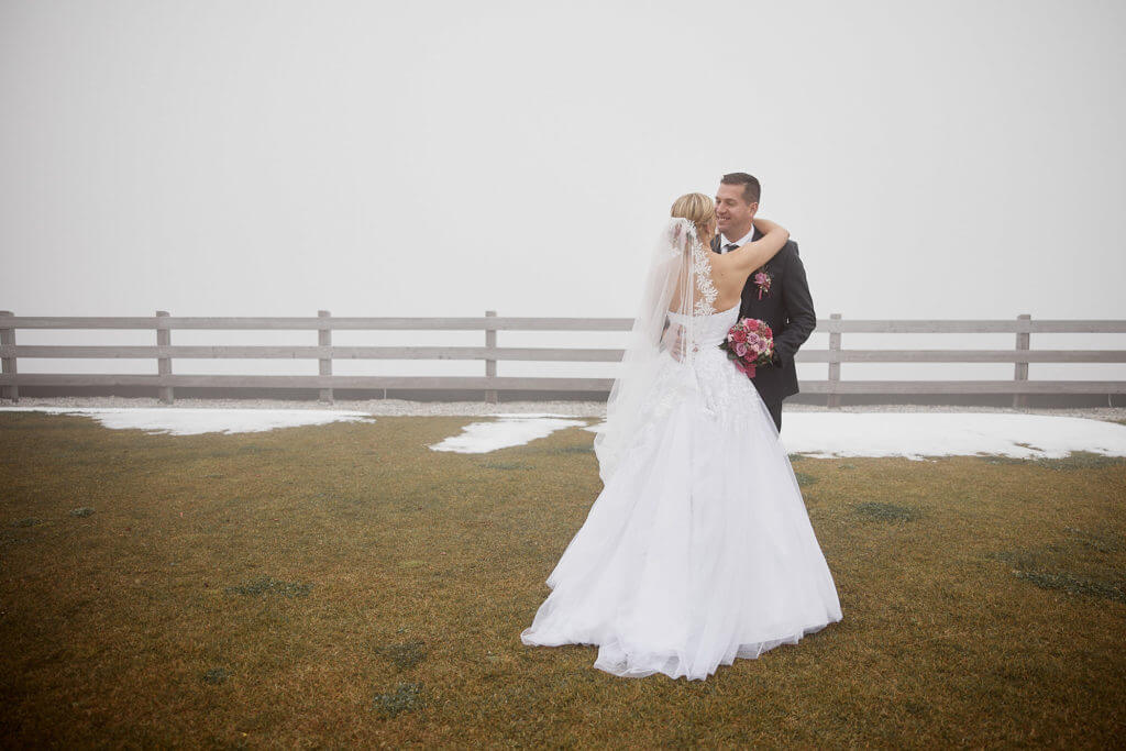 First Kiss Braut & Bräutigam Panorama Alm