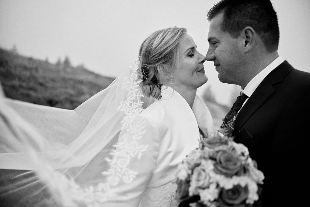 Hochzeitsportraits in Schwarz & Weiß am Berg