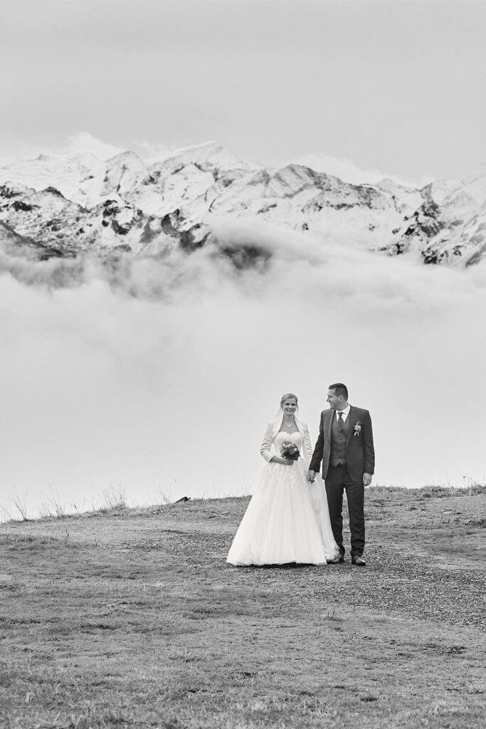 Hochzeitsportraits am Berg in Schwarz & Weiß