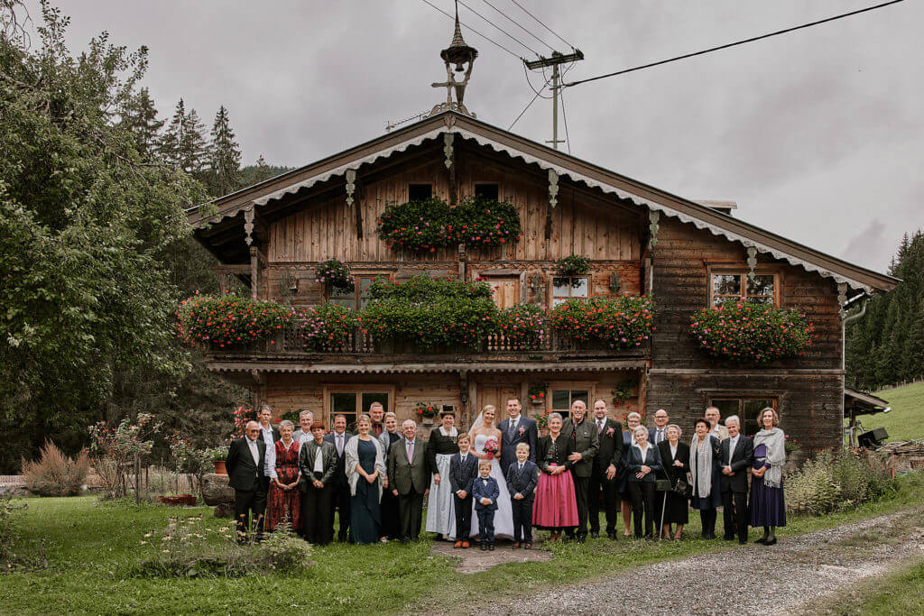 Familienportrait mit dem Brautpaar