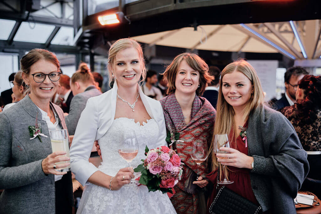 Hochzeitsparty auf der Alm, Gruppenbild mit der Braut