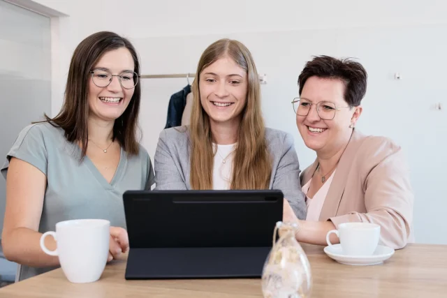 📸 Businessportraits mit Herz & Persönlichkeit
Für mich sind es genau diese Momente, die Businessfotografie besonders machen: echtes Teamgefühl, ehrliche Begegnungen und Menschen, die Freude an ihrer Arbeit ausstrahlen.
Beim Shooting bei @murauergmbh durfte ich ein Team erleben, das nicht nur professionell, sondern auch mit viel Offenheit und Humor zusammenarbeitet – und genau das sollte sich auch in den Bildern widerspiegeln.
Danke für euer Vertrauen und die großartige Zusammenarbeit! 🙌
 So macht fotografieren 📸 richtig Spaß!
#Businessportrait #CorporatePhotography #Teamshooting #Businessfotografie #fotografie #authentischebilder #MenschenImFokus #B2Bfotografie