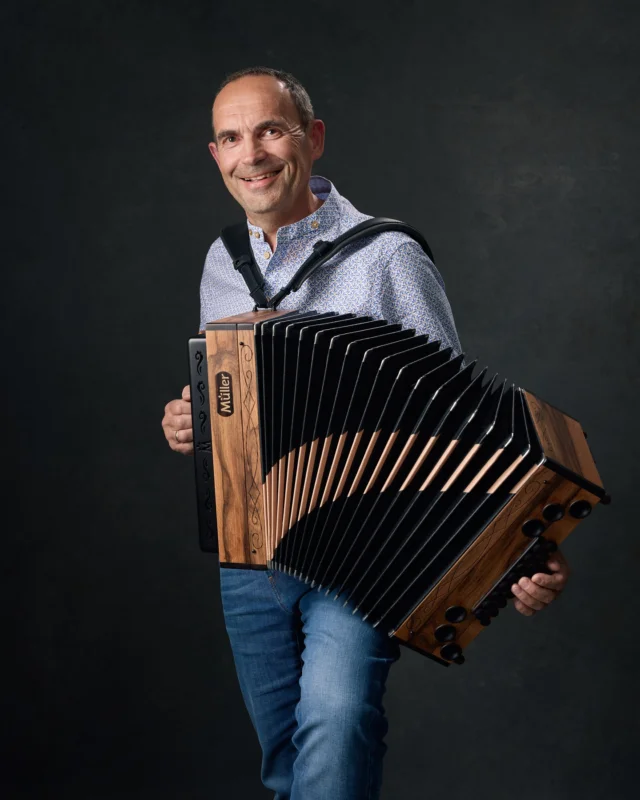 🎼 Vom Studio ins Wohnzimmer! 🎼
Was für eine Freude, diesen besonderen Moment festzuhalten – von der ersten Idee über das professionelle Studio-Shooting 📸 bis hin zum fertigen Leinwandbild an der Wand.

Hier ist Peter mit seiner wunderschönen Steirischen Harmonika – mit einem Lächeln, das ansteckt, und einem Instrument, das nicht nur gut klingt, sondern auch richtig gut aussieht 😉🎶

So entstehen Erinnerungen, die bleiben. Danke für euer Vertrauen und viel Freude mit dem neuen Kunstwerk zuhause!

📸 #fotoliebe #portraitfotografie #fotostudio #studiofotografie #harmonika #musikportrait #leinwandbild #shooting #klausmittermayrfotografie #zeitloseschönheit #wohnzimmerkunst